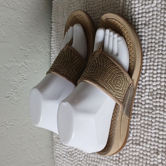 BareTraps Dasie slip on comfort sandals - Picture 8 of 16